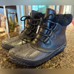 NWT Sorel Out N About Plus Lux black glitter waterproof boots 6.5